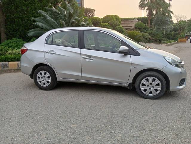 https://images10.gaadi.com/usedcar_image/4481368/original/b70b645bd75ab5e03f199b6da03d6477.jpg?imwidth=6402