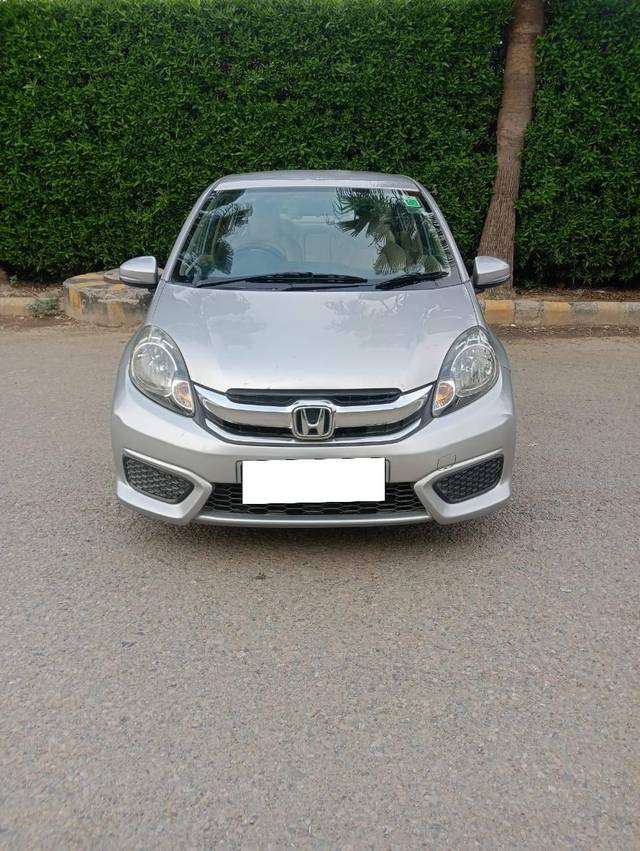 https://images10.gaadi.com/usedcar_image/4481368/original/processed_742d0501698b7c95480a003c93450916.jpg?imwidth=6401