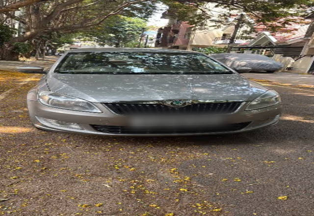 https://images10.gaadi.com/usedcar_image/4481769/original/25fcb36d-87d0-4900-a3a9-52ff4ec1cbbc.?imwidth=6400