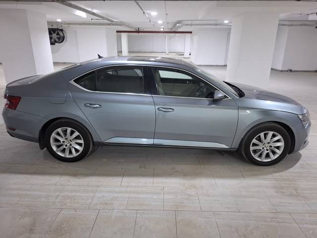 https://images10.gaadi.com/usedcar_image/4481791/original/82ca5bd3667ee1f80cada35071d5837d.jpg?imwidth=6401