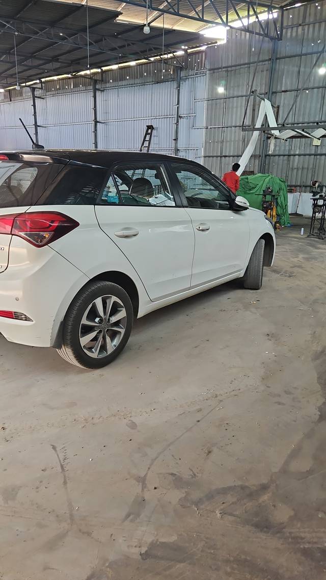 https://images10.gaadi.com/usedcar_image/4481836/original/4a5e6e6e-da5d-45a0-9a48-52d3a44a4fd8.jpg?imwidth=6402