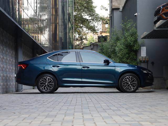 https://images10.gaadi.com/usedcar_image/4481892/original/c1c0ef92458d85ea68c1d82aa749bee6.jpg?imwidth=6401