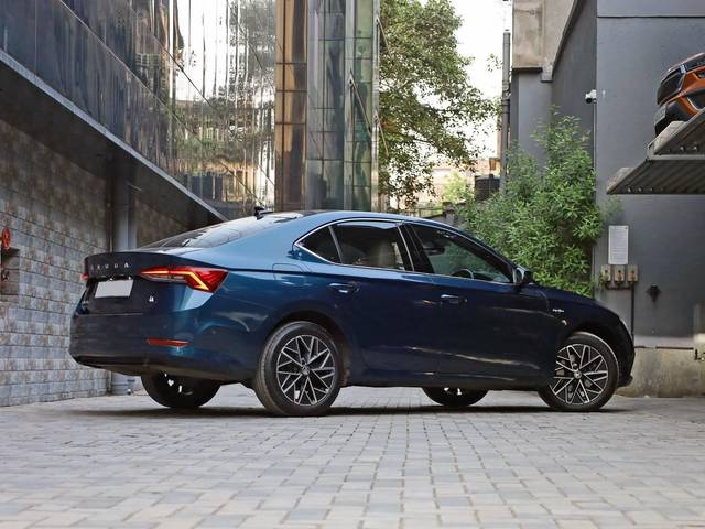 https://images10.gaadi.com/usedcar_image/4481892/original/processed_ec3e38bba350c3ecca52e08e63e23708.jpg?imwidth=6402