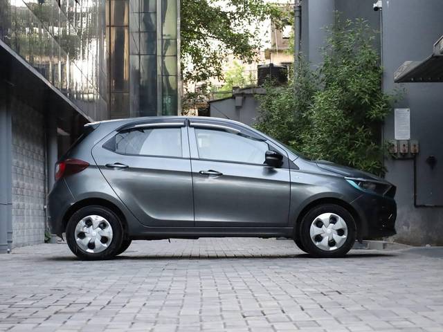 https://images10.gaadi.com/usedcar_image/4481898/original/processed_df4419b6432cf7eba20abb94395d3eda.jpg?imwidth=6401