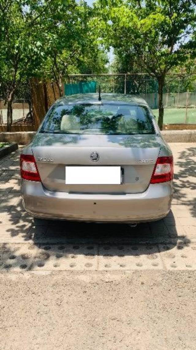 https://images10.gaadi.com/usedcar_image/4482864/original/processed_77c82352-7017-4303-b6ff-6ac5363b6466.jpeg?imwidth=6401