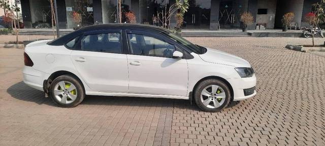 https://images10.gaadi.com/usedcar_image/4483347/original/processed_cde29c8a-4a4b-4f6e-98eb-3c7cfea90b75.jpg?imwidth=6401