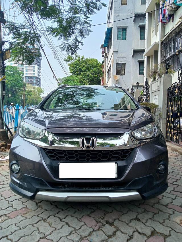 https://images10.gaadi.com/usedcar_image/4485884/original/processed_c092458b7d10f1d4de5d6555561eddb6.jpg?imwidth=6400