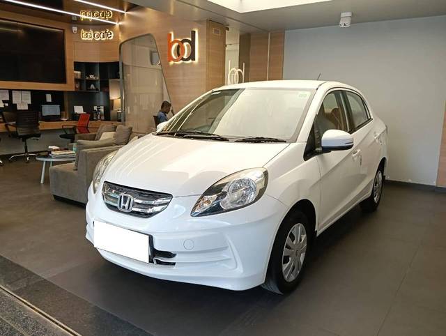 https://images10.gaadi.com/usedcar_image/4486331/original/processed_ed600f42e55bcada3043f715fc9cb333.jpeg?imwidth=6402