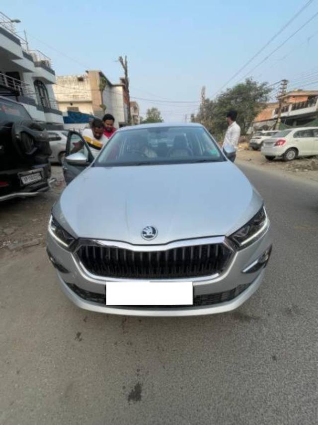 https://images10.gaadi.com/usedcar_image/4487172/original/processed_352afe1d-d0bf-4e16-86cf-61cf4e7519e5.jpg?imwidth=6400