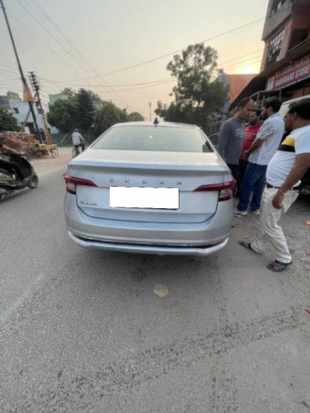 https://images10.gaadi.com/usedcar_image/4487172/original/processed_56f91bc0-6521-499c-b722-9d21b203719a.jpg?imwidth=6401