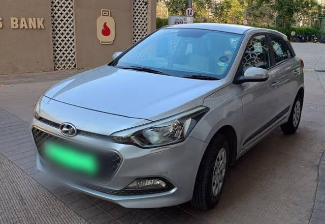 https://images10.gaadi.com/usedcar_image/4487308/original/5432d2fb-9607-4c64-ad77-cb681f3501d6.?imwidth=6402