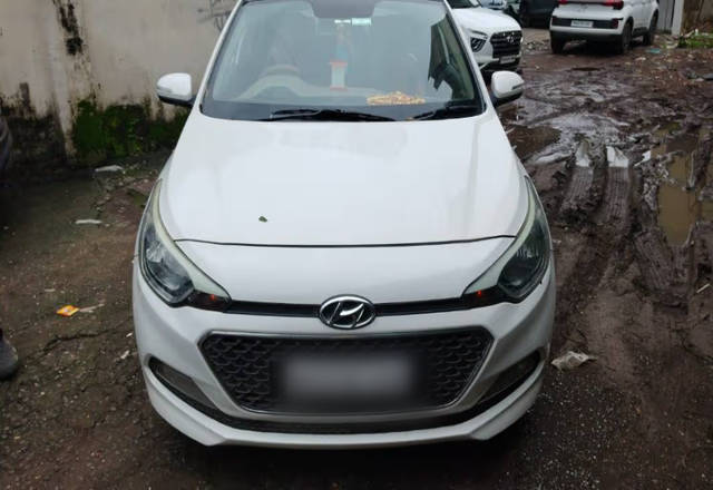 https://images10.gaadi.com/usedcar_image/4488096/original/767445e4-9a6a-4f26-96cb-4f85be86da5e.?imwidth=6400