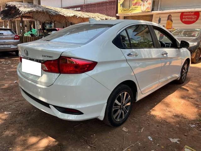 https://images10.gaadi.com/usedcar_image/4489103/original/processed_738015f0-ac8d-4cdd-a30c-8e16b3d4704c.jpeg?imwidth=6401