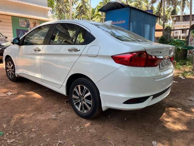 https://images10.gaadi.com/usedcar_image/4489103/original/processed_ffeea412-42c9-4816-99d7-57e472860591.jpeg?imwidth=6402
