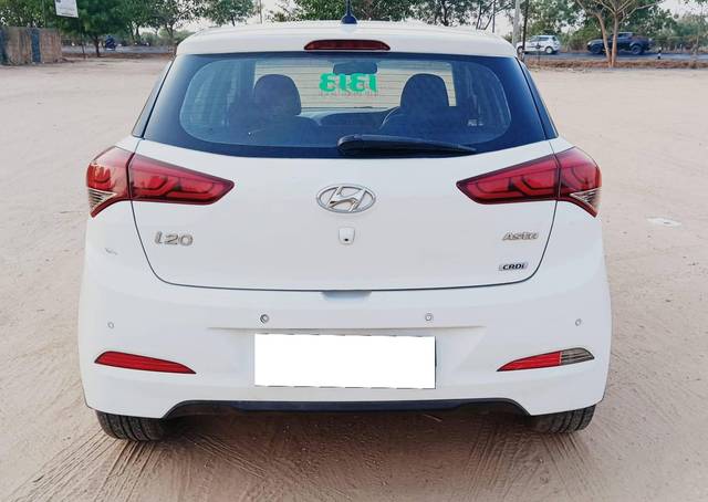 https://images10.gaadi.com/usedcar_image/4489713/original/processed_a57a001020d2259d7e1e17e89c713733.jpg?imwidth=6402