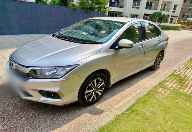 https://images10.gaadi.com/usedcar_image/4489858/original/1801dfa4-4a3b-4037-8e0d-631789eb2617.?imwidth=6400