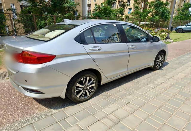 https://images10.gaadi.com/usedcar_image/4489858/original/87969d9e-8682-41f3-a9ad-030e3cd7952a.?imwidth=6402