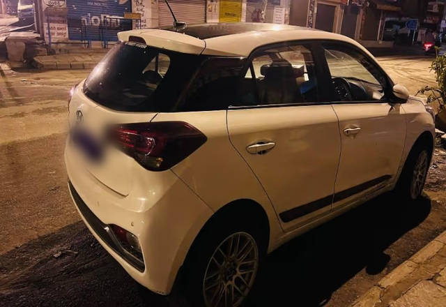 https://images10.gaadi.com/usedcar_image/4491220/original/ab9022bd-e3d8-4d1c-b9ea-ce6e5d92cad1.?imwidth=6401