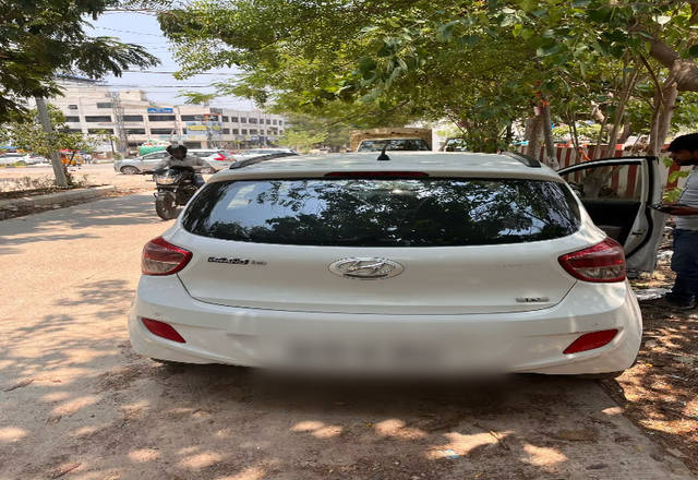 https://images10.gaadi.com/usedcar_image/4491485/original/d00832c0-025a-4987-ba48-1cc5d0bd111c.?imwidth=6401