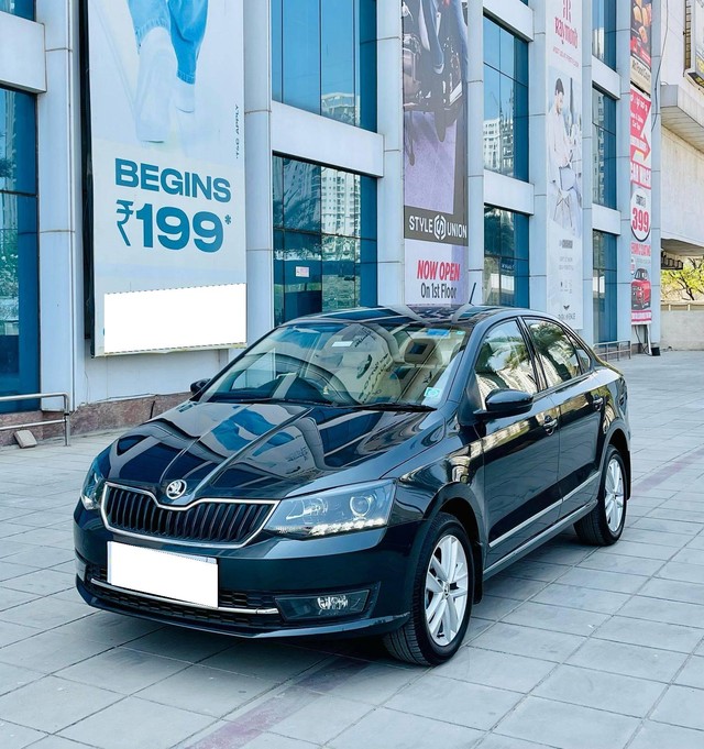 https://images10.gaadi.com/usedcar_image/4491508/original/processed_9d2ab5769c008ebb734d00b9431928dc.jpg?imwidth=6402
