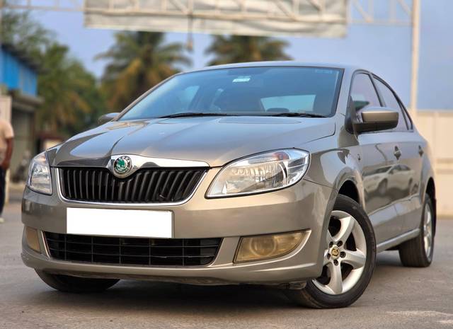 https://images10.gaadi.com/usedcar_image/4493030/original/processed_183de6c51afc1b42dc2f4301011dc143.jpg?imwidth=6402