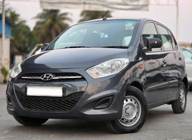 https://images10.gaadi.com/usedcar_image/4493033/original/processed_b424ef5847eb43d2fed3bd8077e92fdb.jpg?imwidth=6402