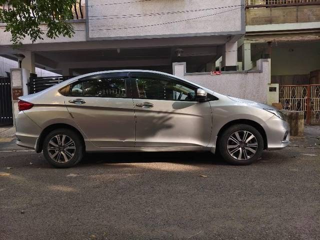 https://images10.gaadi.com/usedcar_image/4493124/original/processed_a656da03-0d20-4200-a5a9-9dfb33996579.jpeg?imwidth=6401