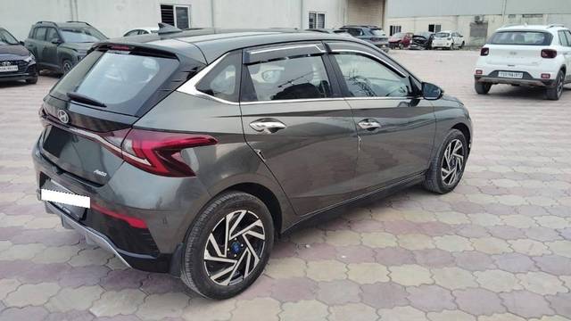 https://images10.gaadi.com/usedcar_image/4493394/original/processed_77b55571-e693-4cec-9722-cf3ebc4075b4.JPG?imwidth=6401
