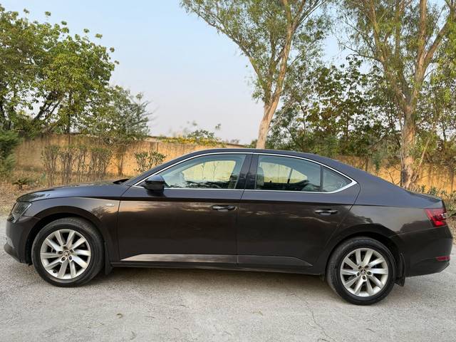 https://images10.gaadi.com/usedcar_image/4494165/original/63f154f7823696325643eaef30e17018.jpg?imwidth=6402