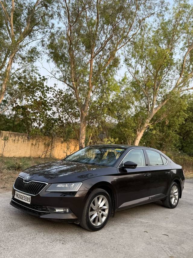 https://images10.gaadi.com/usedcar_image/4494165/original/9e0c4e8bffb6c1f4e30162e412d41228.jpg?imwidth=6401