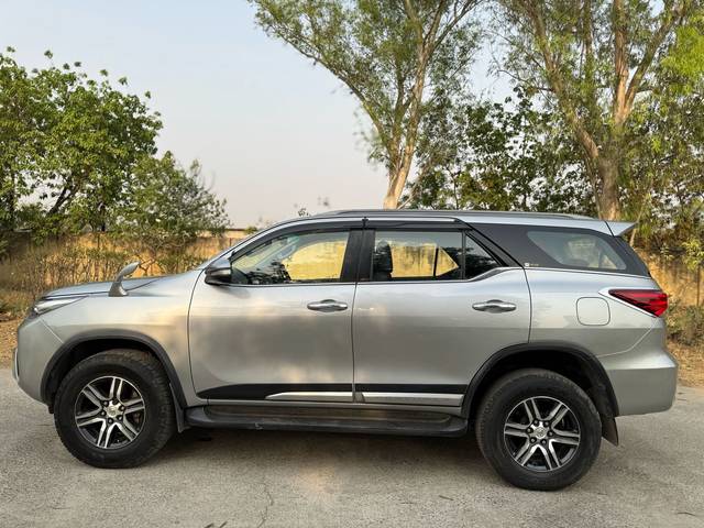 https://images10.gaadi.com/usedcar_image/4494173/original/1fbed3769cbf09441d5a875a8acb59e2.jpg?imwidth=6401