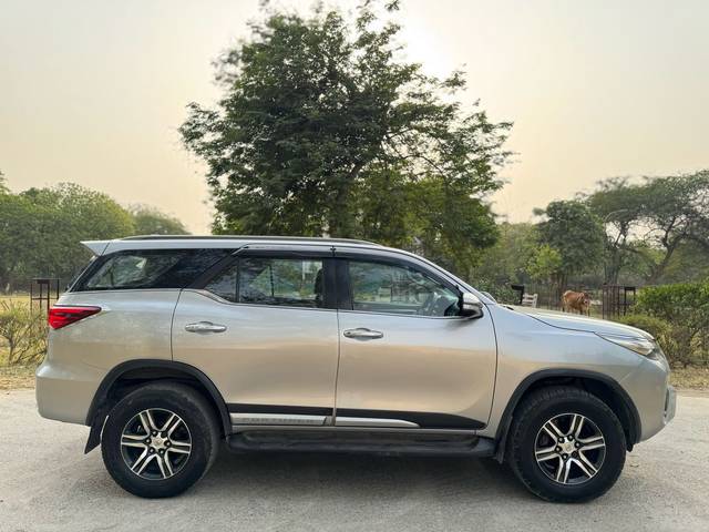 https://images10.gaadi.com/usedcar_image/4494173/original/adda7398e300057734a5a450b56f1fc0.jpg?imwidth=6402
