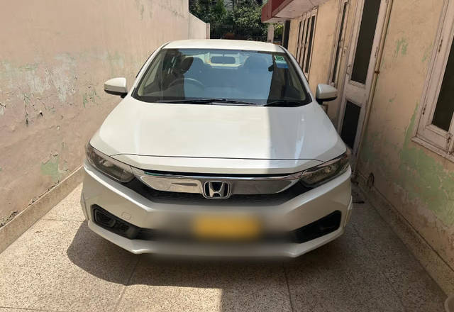 https://images10.gaadi.com/usedcar_image/4494503/original/17766699-d7ff-4b9c-b463-a08ade768c38.?imwidth=6401