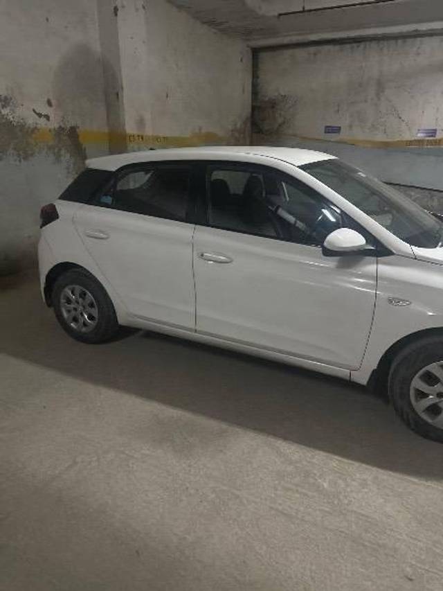 https://images10.gaadi.com/usedcar_image/4494762/original/processed_7960f8f6-1da9-4e09-8066-a8495d4c273d.jpg?imwidth=6401