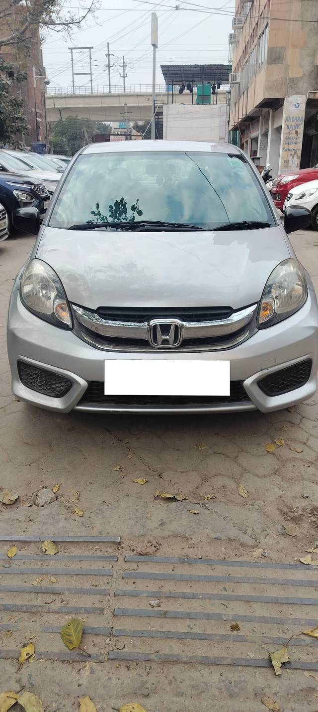 https://images10.gaadi.com/usedcar_image/4494980/original/processed_ca9c00e7ce32bca094974bcbc3bcbfab.jpg?imwidth=6400