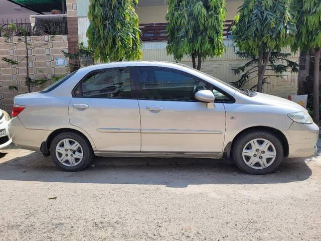 https://images10.gaadi.com/usedcar_image/4495326/original/processed_89c596b1-ebd5-4169-a2db-449504d06977.jpg?imwidth=6401