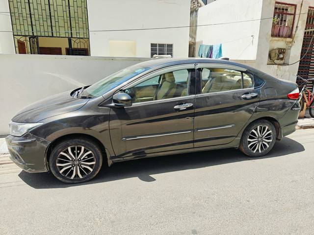 https://images10.gaadi.com/usedcar_image/4495640/original/d1e9a691-fab6-4b20-9eac-57792d8c0ec0.jpg?imwidth=6402