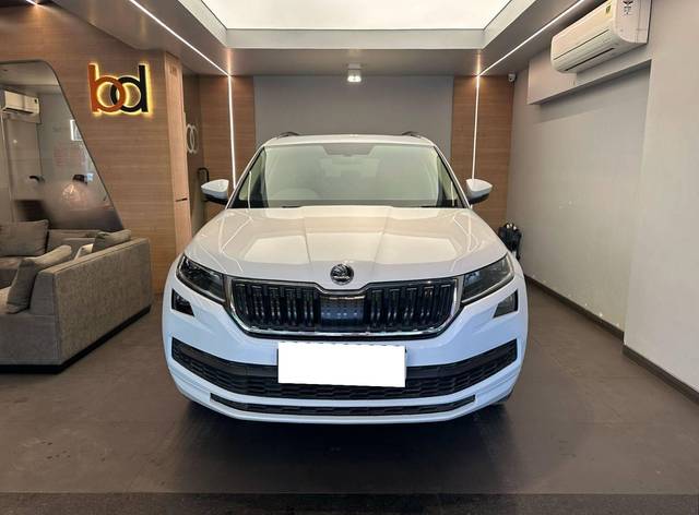 https://images10.gaadi.com/usedcar_image/4496096/original/processed_414fd7ae775a221661a5b4581ba8c041.jpeg?imwidth=6400