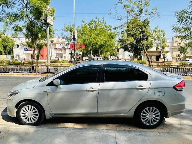 https://images10.gaadi.com/usedcar_image/4496220/original/processed_d5ec9e12-6267-46ae-84e0-9beef3bb1ddb.jpeg?imwidth=6401