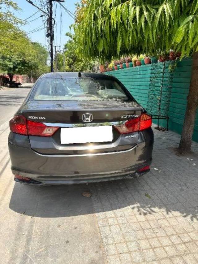 https://images10.gaadi.com/usedcar_image/4497556/original/processed_8a2e4235-6303-4114-9841-12ff1d0459f6.jpeg?imwidth=6402