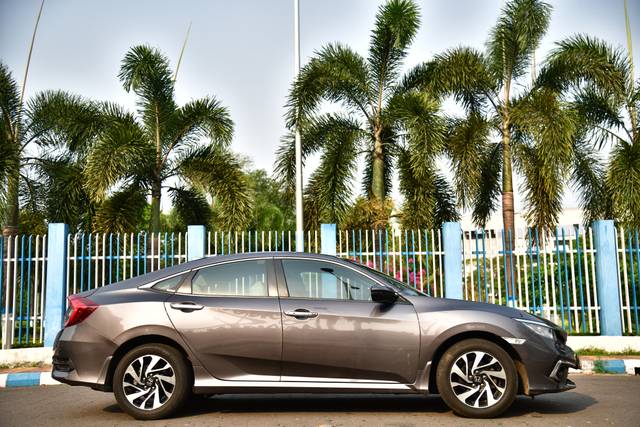 https://images10.gaadi.com/usedcar_image/4497777/original/fad678537b0c6ec619ab7769be40bc4f.jpg?imwidth=6401