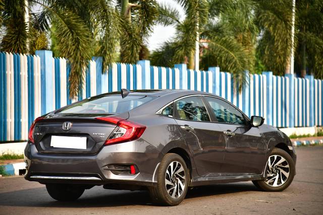 https://images10.gaadi.com/usedcar_image/4497777/original/processed_241985ce1c0ddab83bc41f933c7aec03.jpg?imwidth=6402