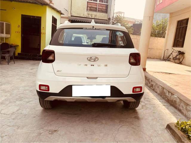 https://images10.gaadi.com/usedcar_image/4497778/original/processed_7c9ad749664104fdbac0ebbc0acd4e0e.jpg?imwidth=6401