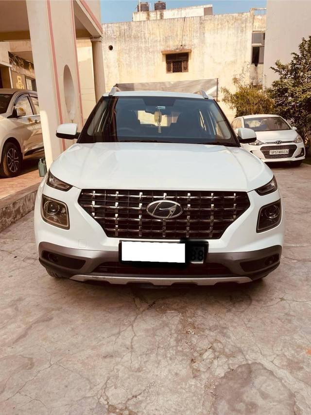 https://images10.gaadi.com/usedcar_image/4497778/original/processed_dc30bff9a4a8015a798372c6ac7a44a8.jpg?imwidth=6402
