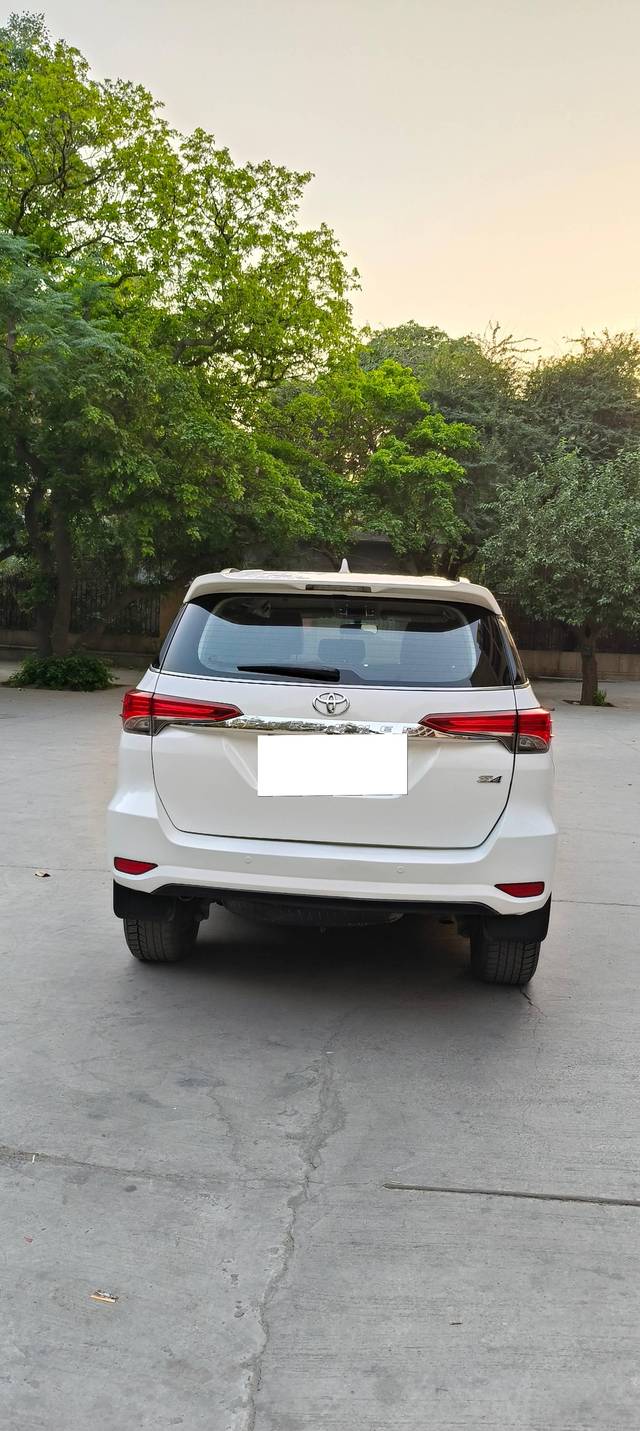 https://images10.gaadi.com/usedcar_image/4498525/original/processed_39b43dfdef924d7fcb3850197e7f1204.jpg?imwidth=6401