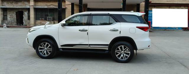 https://images10.gaadi.com/usedcar_image/4498525/original/processed_ebe452308706936a0b527f1b1ce5316b.jpg?imwidth=6402