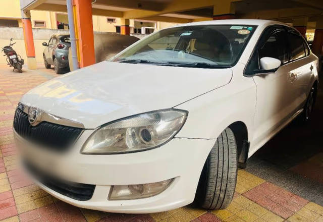 https://images10.gaadi.com/usedcar_image/4499570/original/bcf589c4-04fd-43b7-824d-9903c5f19984.?imwidth=6400