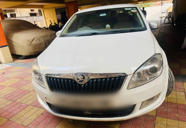 https://images10.gaadi.com/usedcar_image/4499607/original/11d80ea9-7b3d-4075-8d80-be4873d724f9.?imwidth=6400