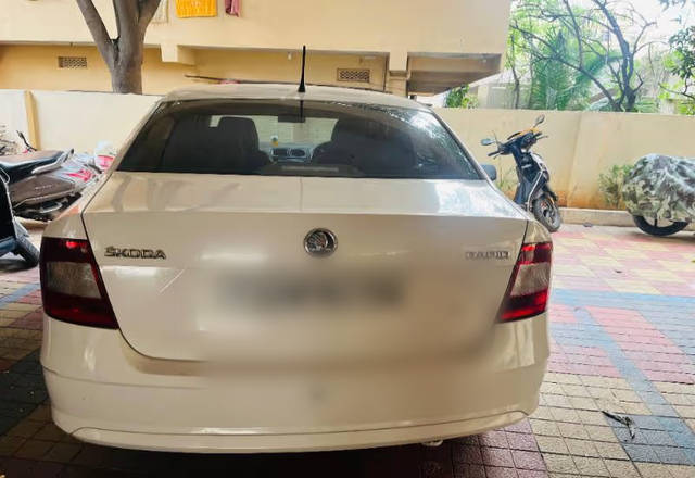 https://images10.gaadi.com/usedcar_image/4499607/original/b5275800-af6d-48ba-abee-1c447c86313b.?imwidth=6401