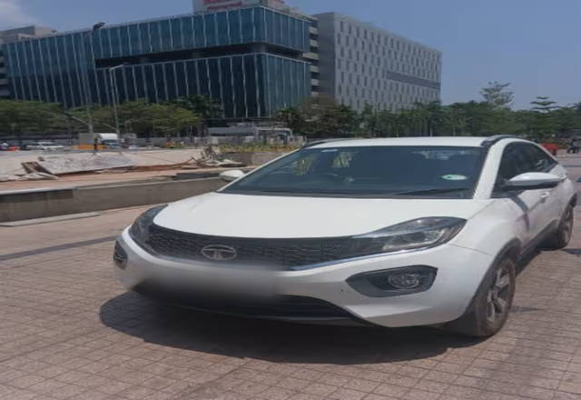 https://images10.gaadi.com/usedcar_image/4499726/original/0a8d4113-c0d5-40d4-b2aa-3e080400766f.?imwidth=6400